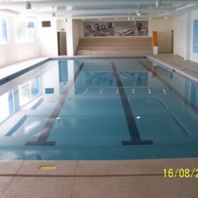 Acabado riego de cuarzo en Alberca Semiolimpica