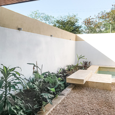 Patio y piscina casa Zen