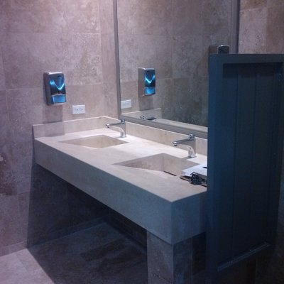 Baños con  Placa de mármol.