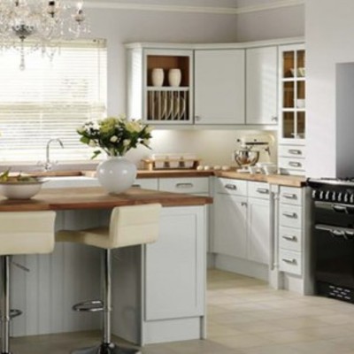 cocina blanca con cubierta de madera natural 