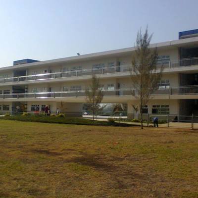 Barandales de acero, ventanas en cristal templado y pintura en colegio Cumbres