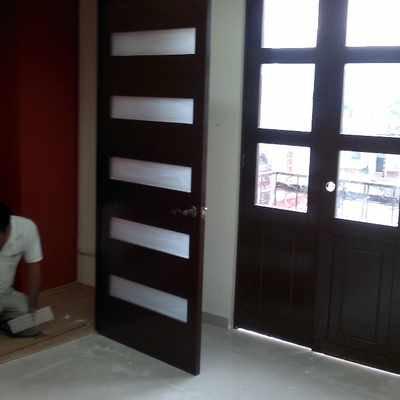 COLOCACION DE PUERTA DE MADERA