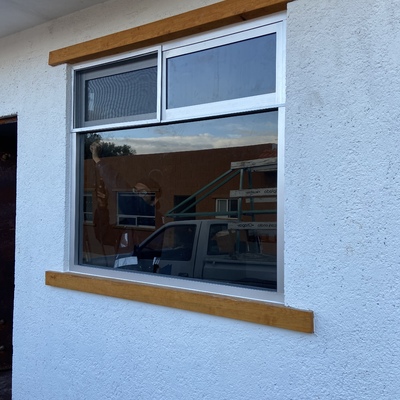 Ventana fija con corredizo superior.