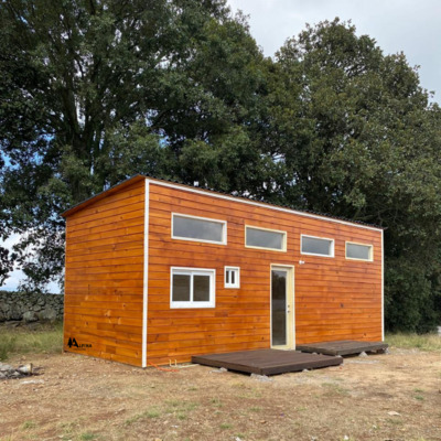 "Cabaña Minimalista de Campo: Sencillez y Naturaleza en Armonía"