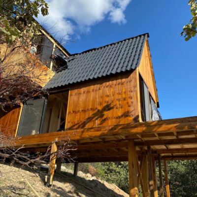 "Cabaña Alpina: Escapada en lo Alto de la Naturaleza"