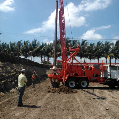 PERFORACION PARA INTRODUCIR ACERO DE PILA DE CIMENTACION