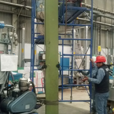 Reubicación de pluma y poste para grúa aérea e instalación de la misma