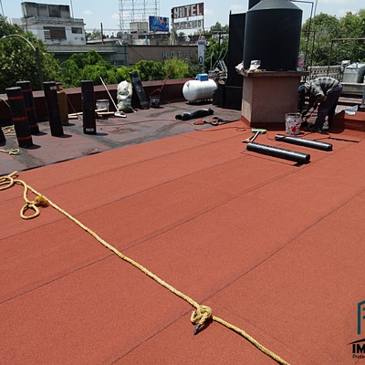 Aplicación de impermeabilizante prefabricado.