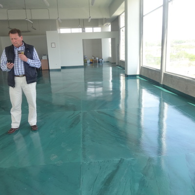 Acabado de Imitación Mármol Verde en piso y Pintado Muros