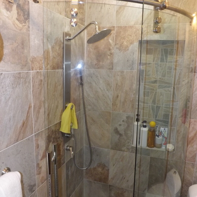 puerta vidrio curvo para baño