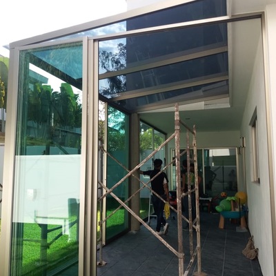 muro de vidrio con techo de cristal