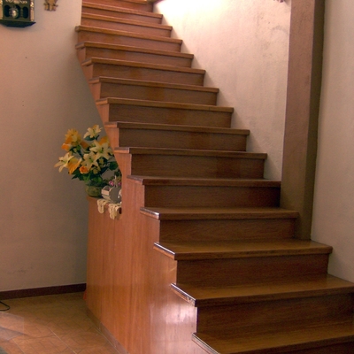 ESCALERA DE CONCRETO FORRADA DE MADERA