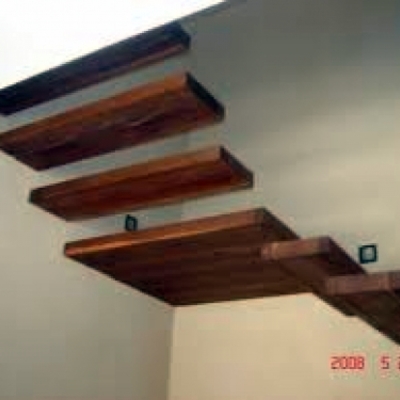ESCALERA DE MADERA