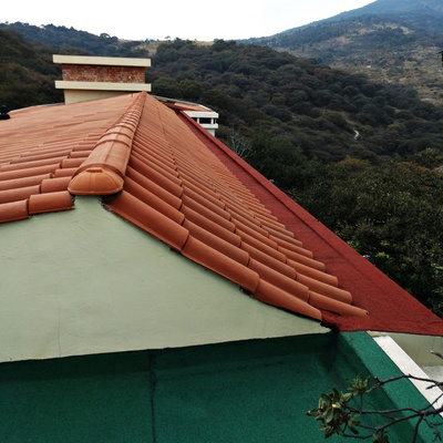 Prefabricado color verde y rojo terracota.