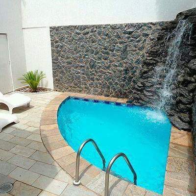 Pequeña alberca con cascada