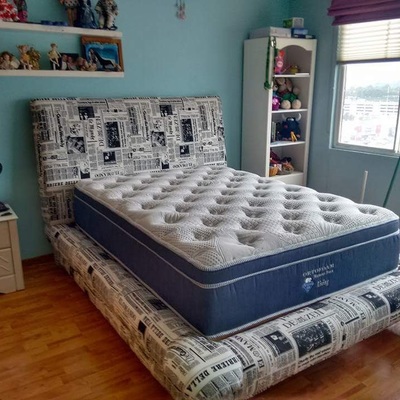 Cama de madera forrada en tela