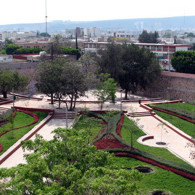 Foro al aire libre y jardineras en el Huerto