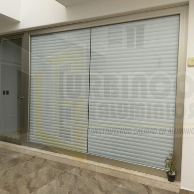 Ventanal con puerta abatible.