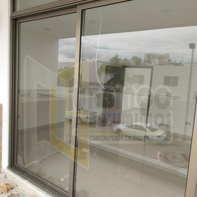 Ventana corrediza con antepecho.