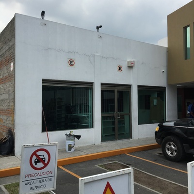 Fachada y rótulo local Parstore