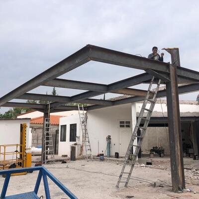 Construcción de techado estructural de casa residencial.