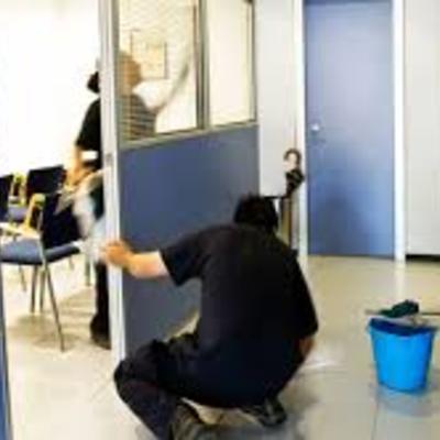 Realizando limpieza de oficinas
