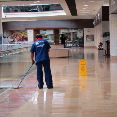 LIMPIEZA DE PISO EN PLAZAS COMERCIALES