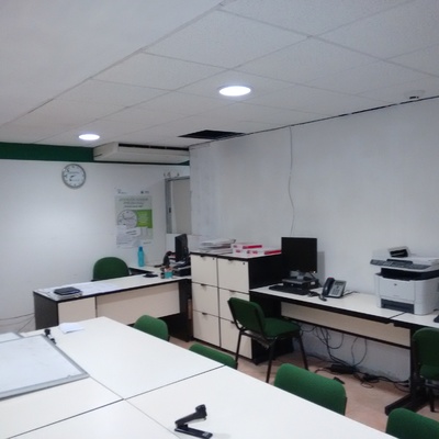 pintura y lamparas en sucursal 