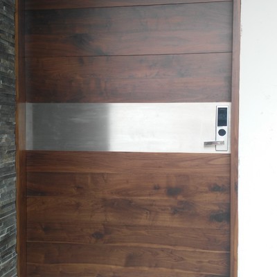 Puerta en madera de nogal americano