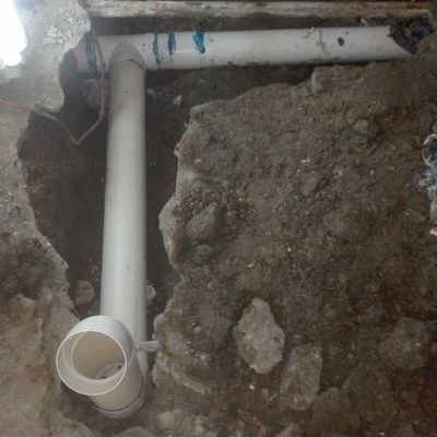 Instalación de drenaje para baño nuevo