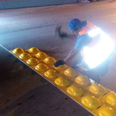 INSTALACIÒN DE BOYAS METALICAS EN ASFALTO