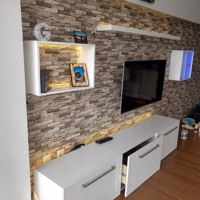 Mueble de sala con repisa, vitrina y cubo. En madera con terminación blanco brillante.