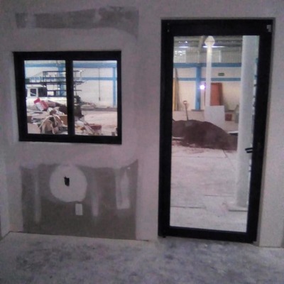 Puerta abatible y ventana fija-corrediza.