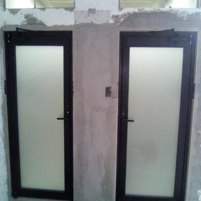 Dos puertas abatibles con cierra puertas.