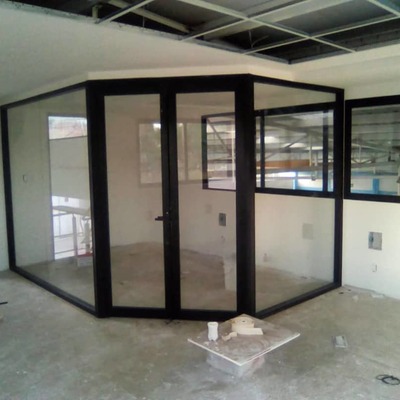 Cancel dos fijos laterales, puerta dos hojas abatibles centrales.