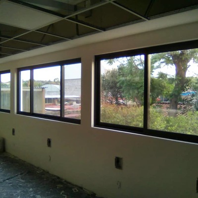 Ventanas fijas-corredizas.