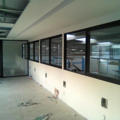 Ventanas fijas-corredizas.