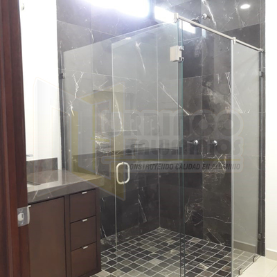 Cancel de baño en escuadra.