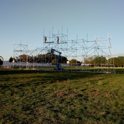 MONTAJE DE ANDAMIO PARA ESCENARIO