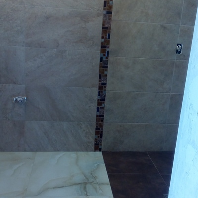 Baño completo con cenefa tipo vertical