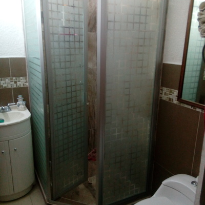 Cancel para baño en medio exagono