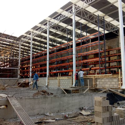 Barda perimetral en planta Dox Steel, México