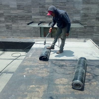 Impermeabilizante prefabricado arenado color gris.