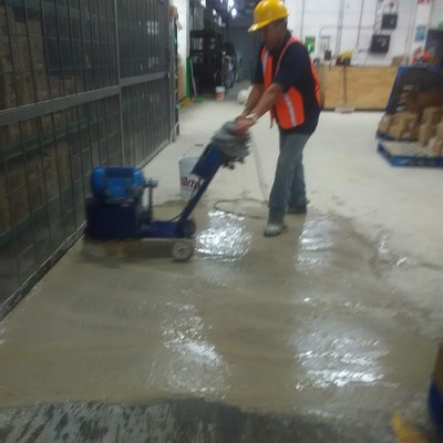 Desvastado piso de concreto