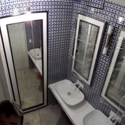 Espejos y puertas de baño