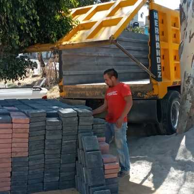 Cargando adoquín para parque