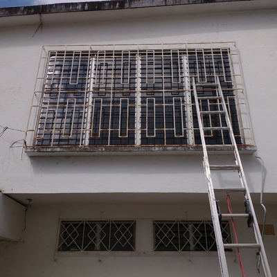 PRIMARIAR Y DAR ACABADO A PROTECCION DE HERRERÍA