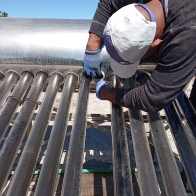 Colocación de tubos en calentador solar