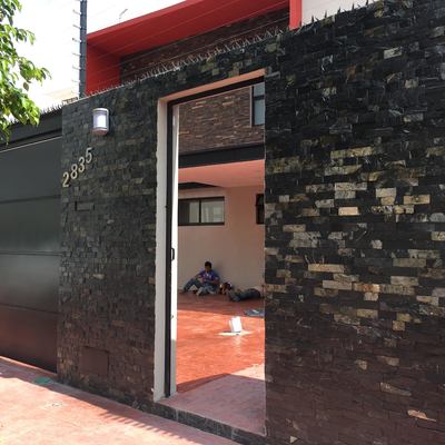 Fachaleta de piedra negro petro