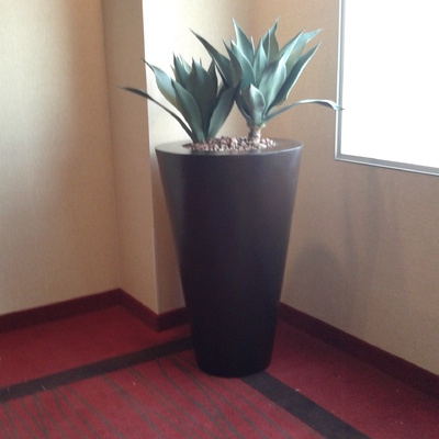 maceta de f.v. con agaves atenuata artificiales